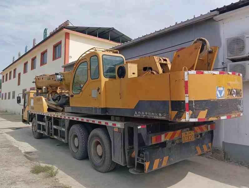 Camion grue XCMG d'occasion